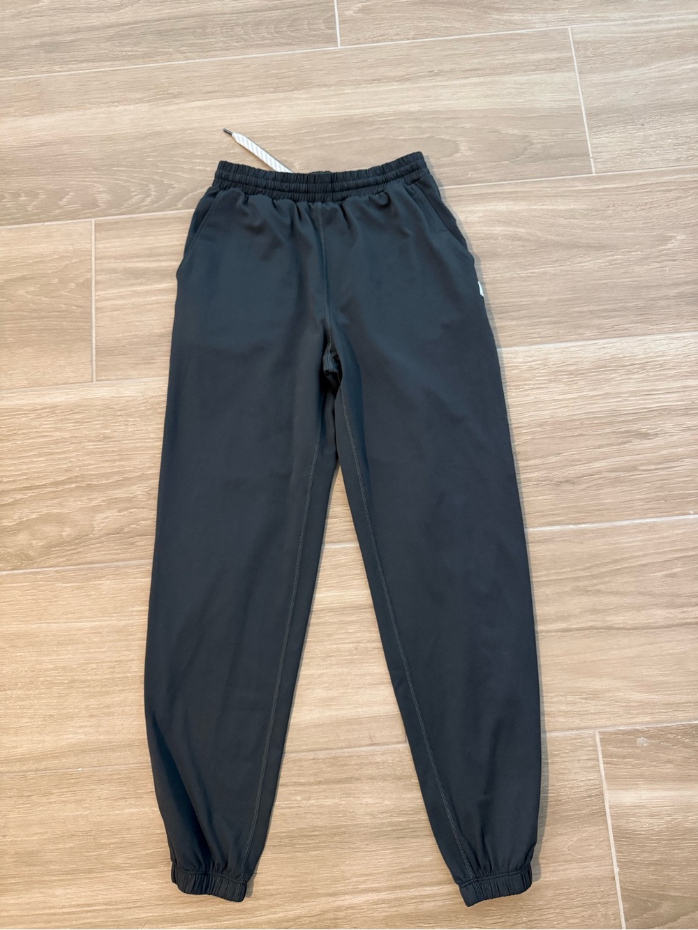Vuori Weekend Jogger Pants in Dark Olive - Picture 3 of 3